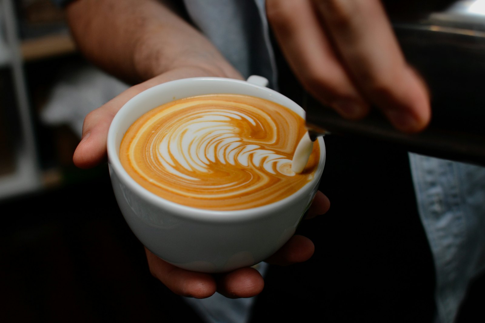Barista gießt Latte Art